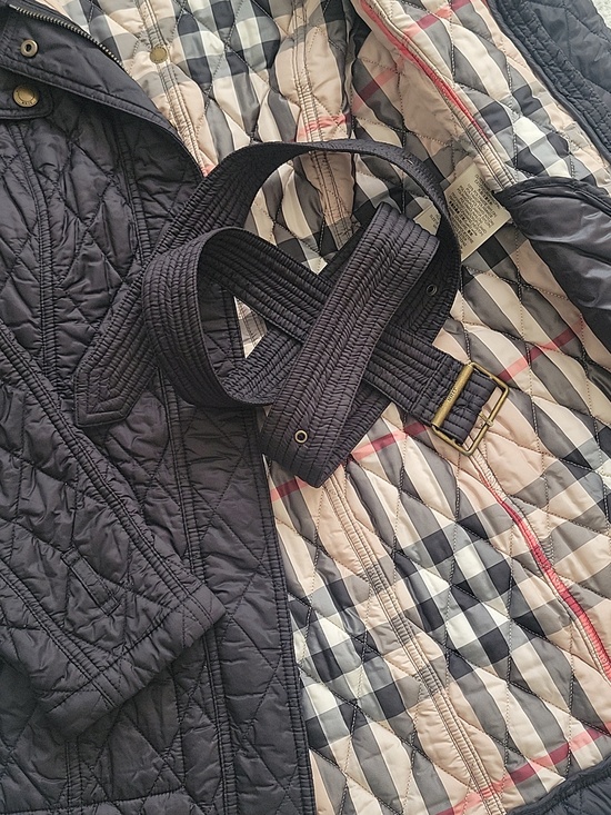 Burberry Black Quilted Puffer Coat with Signature Beige Check Lining - Picture 8 of 16
